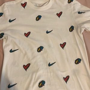 This is a Nike shirt it’s in good condition,this shirt runs big